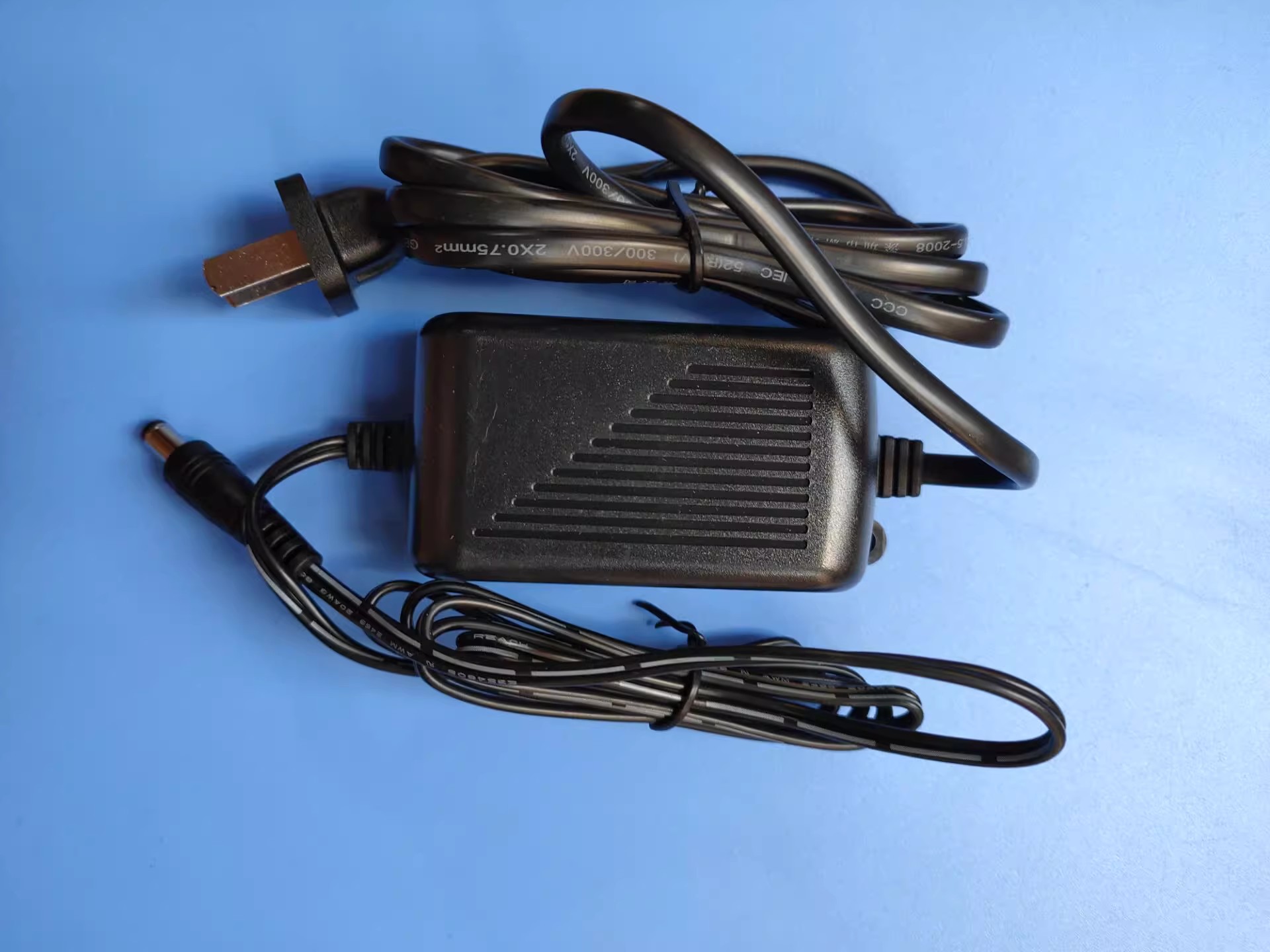 *Brand NEW* AC100-240V 50/60Hz 12V 2000MA AC DC ADAPTHE FJ-SW1202000CD POWER Supply